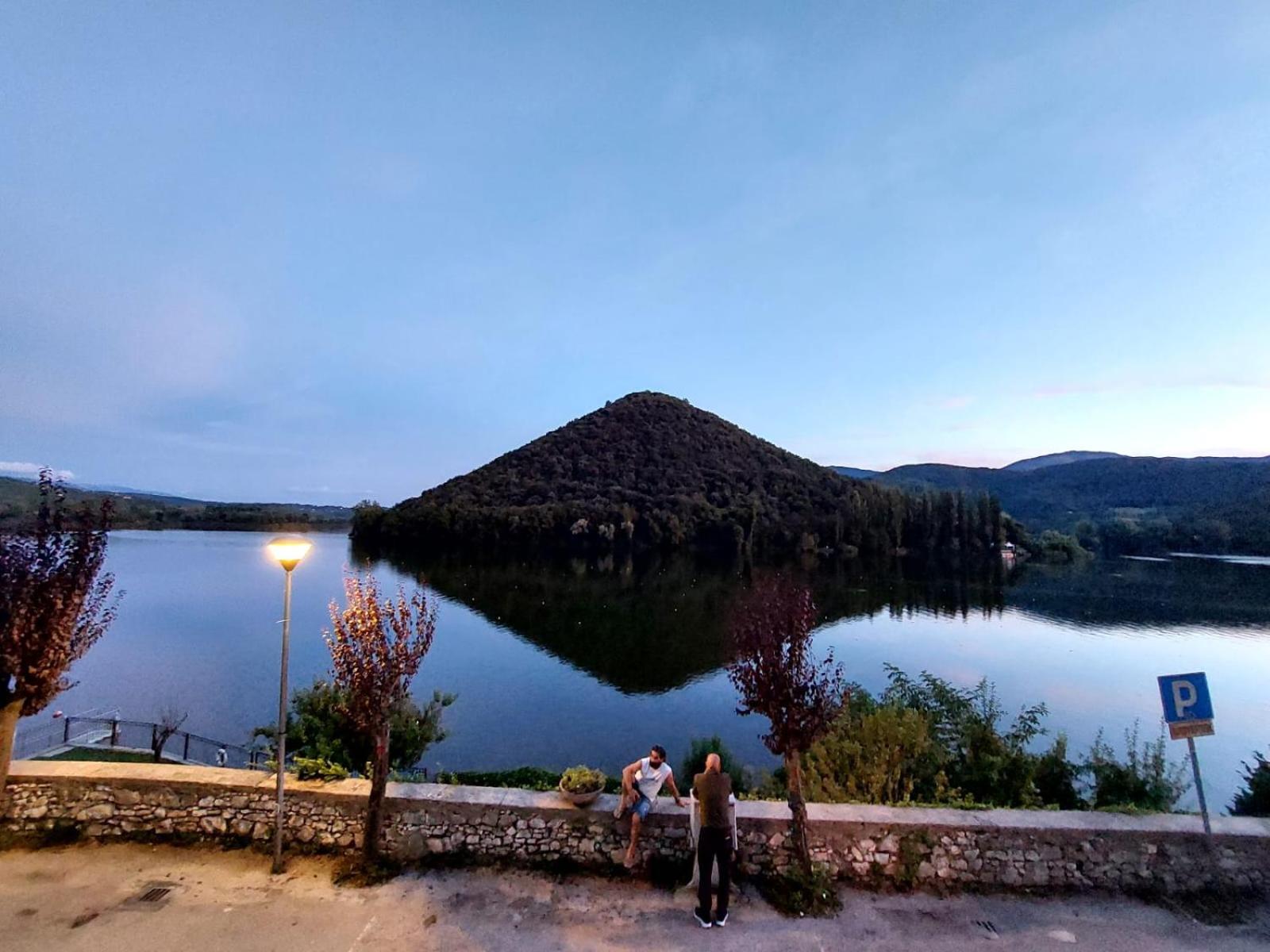 Le Finestre Sul Piediluco